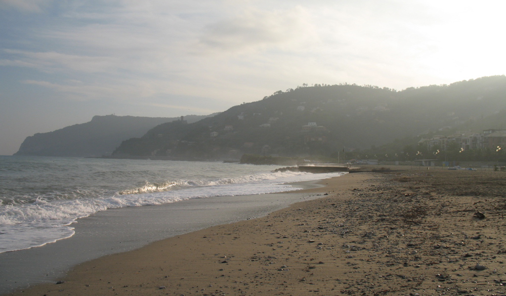 Рассвет на пляже на курорте Споторно, Италия