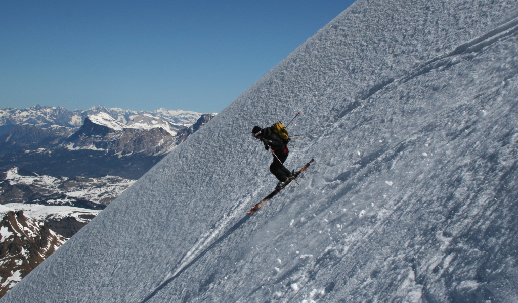Спуск со склона на горнолыжном курорте Арабба, Италия