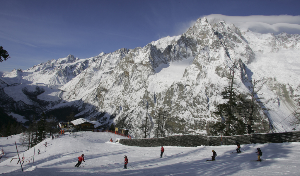 Спуск по лыжной трассе на курорте Курмайор, Италия