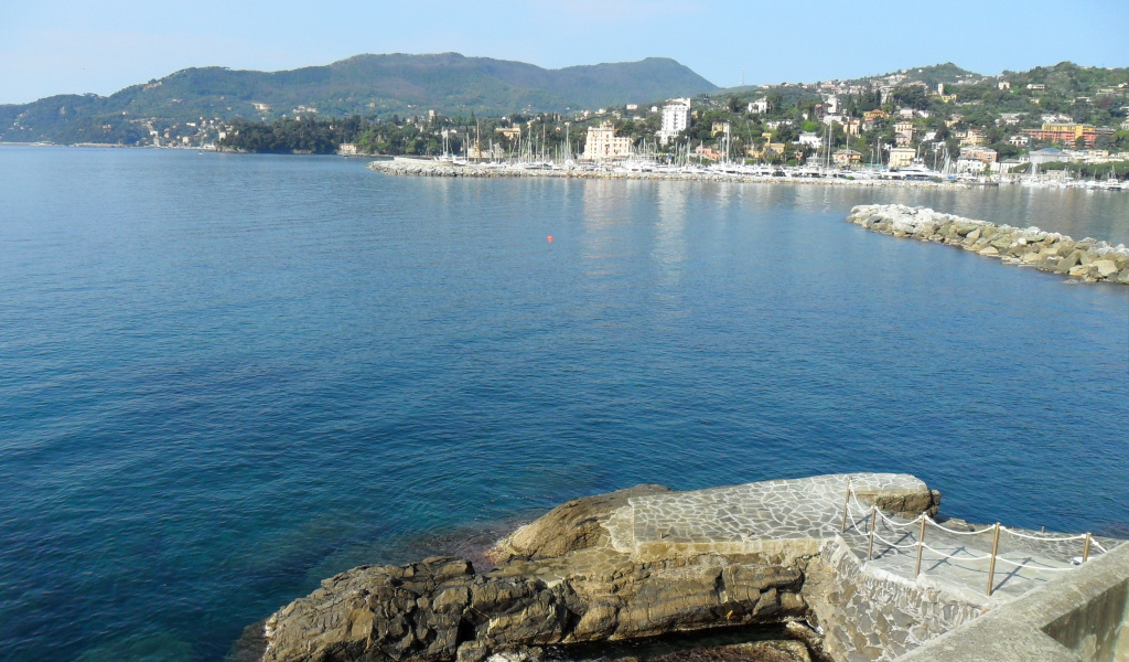 Спуск к причалу на курорте Сан Бартоломео Аль Маре, Италия