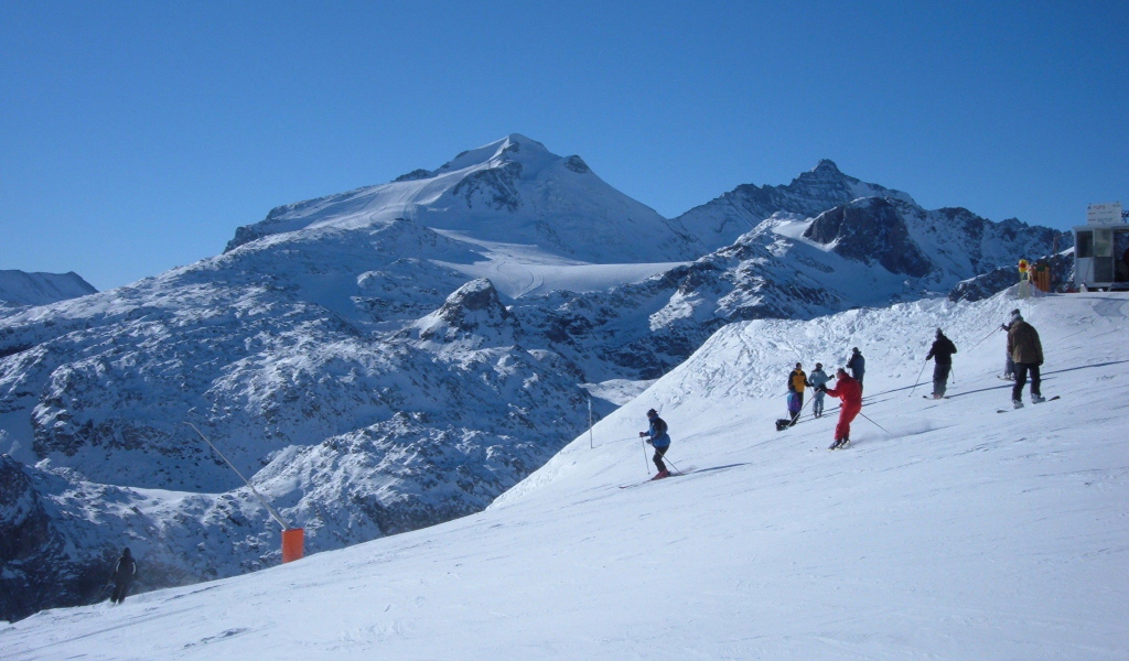 Спуск на лыжах на горнолыжном курорте Кортина д'Ампеццо, Италия