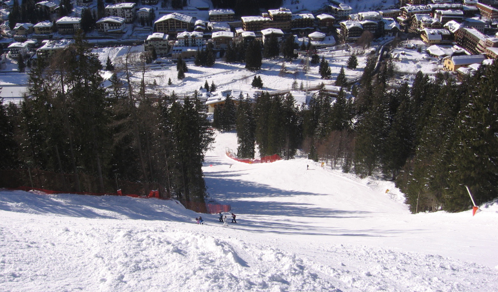 Спуск на лыжах на горнолыжном курорте Мадонна ди Кампильо, Италия