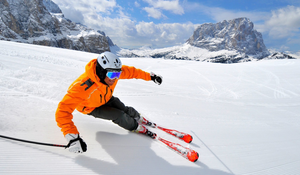 Спуск на лыжах на горнолыжном курорте Валь Гардена, Италия