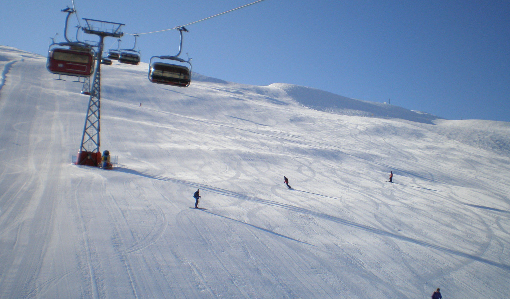 Спуск на лыжах на горнолыжном курорте Валь ди Соль, Италия