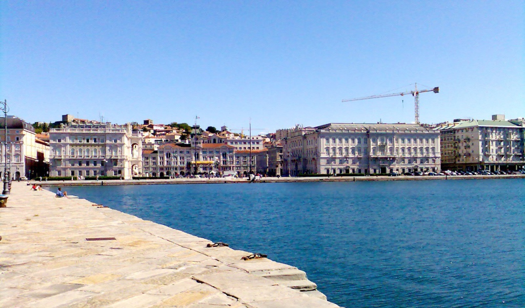 Набережная на курорте в Триесте, Италия