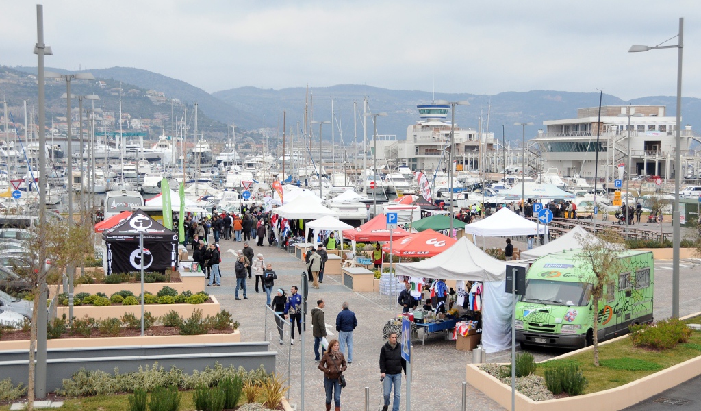 Набережная в Лоано, Италия