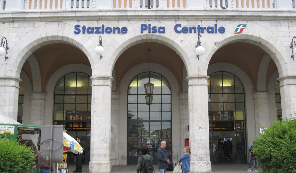 Вход на центральный вокзал в Пизе, Италия
