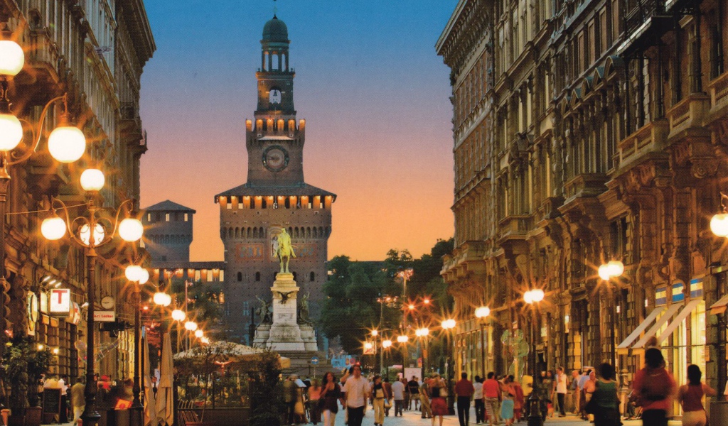 Вечерние огни в Милане, Италия