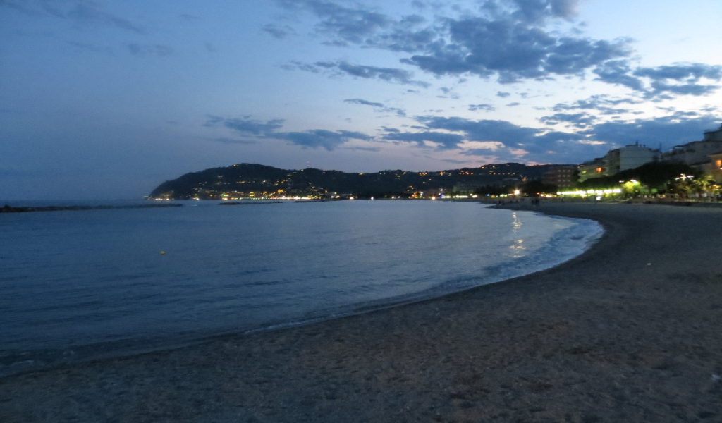 Вечерние огни на курорте Диано Марино, Италия