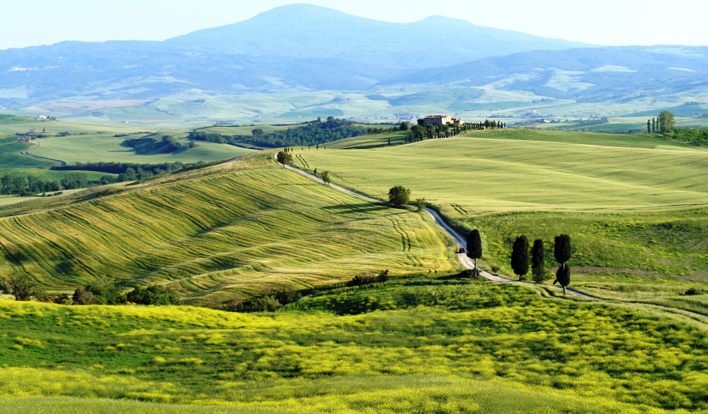 Поля рядом с городом Пьенца, Италия