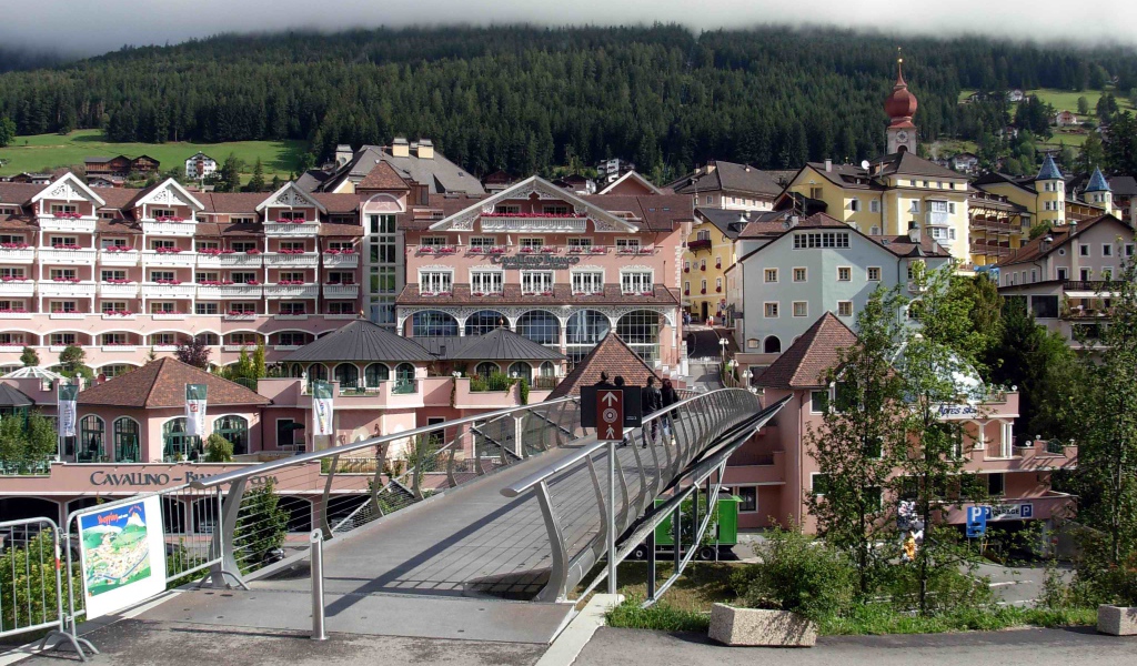 Пешеходный мост на курорте Ортизей, Италия