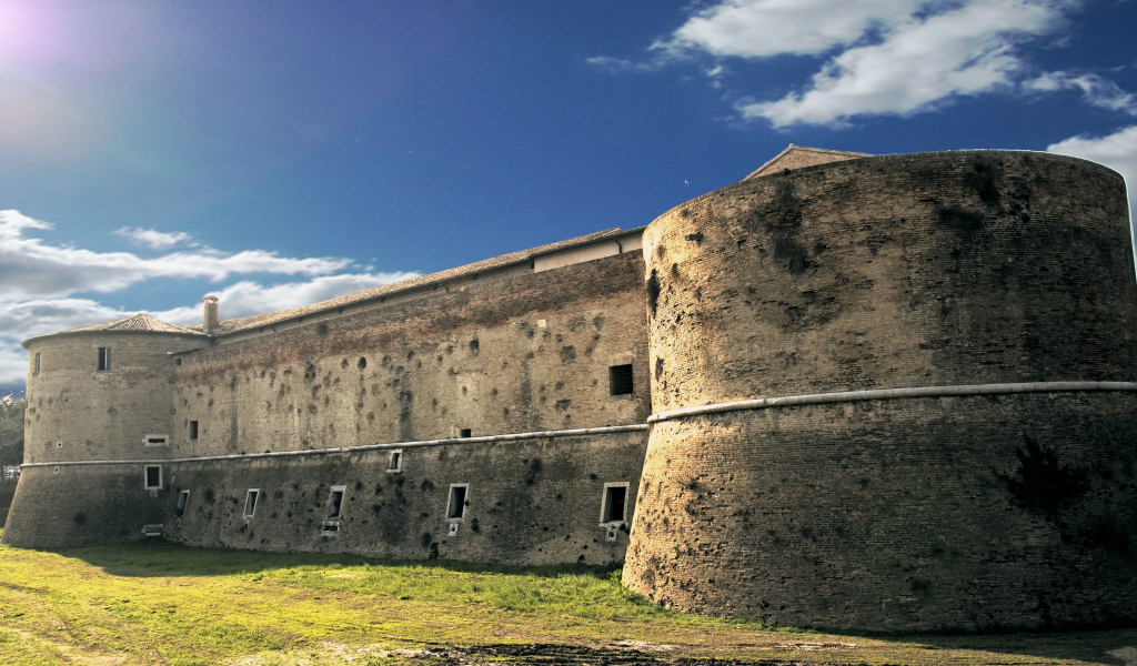 Крепость на курорте Пизавр, Италия