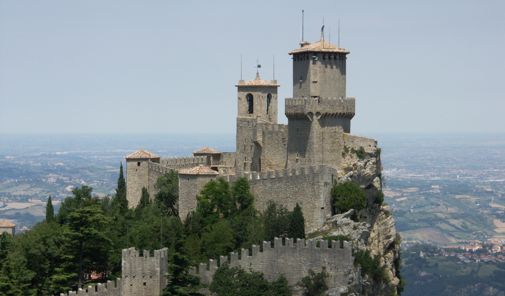 Крепость на вершине горы в Сан Марино, Италия