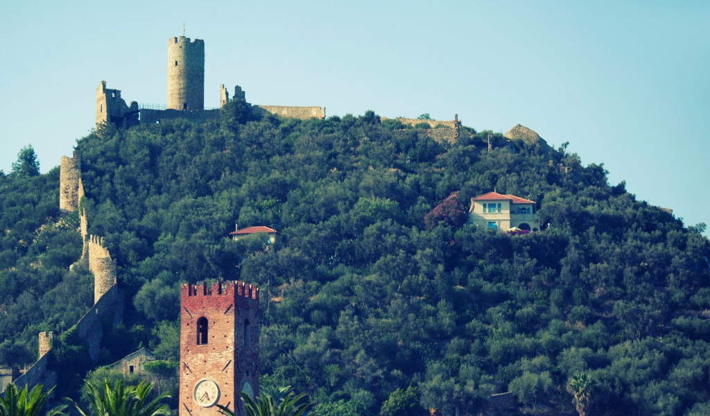 Крепость на горе на курорте Ноли, Италия