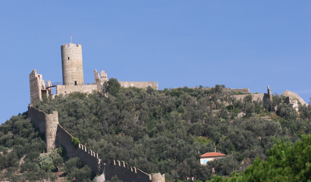 Крепостная стена на курорте Ноли, Италия