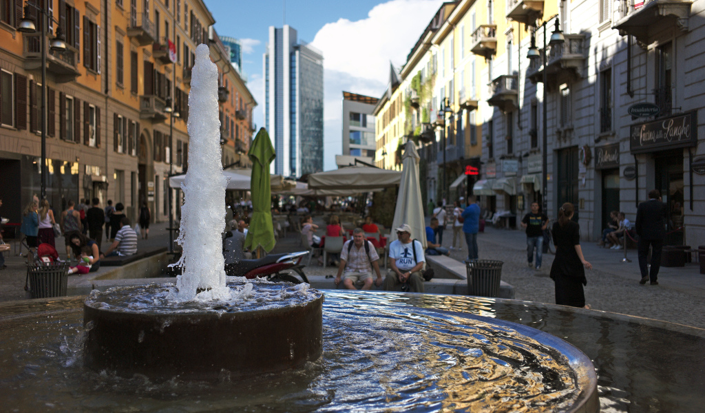 Фонтан на улице в Милане, Италия