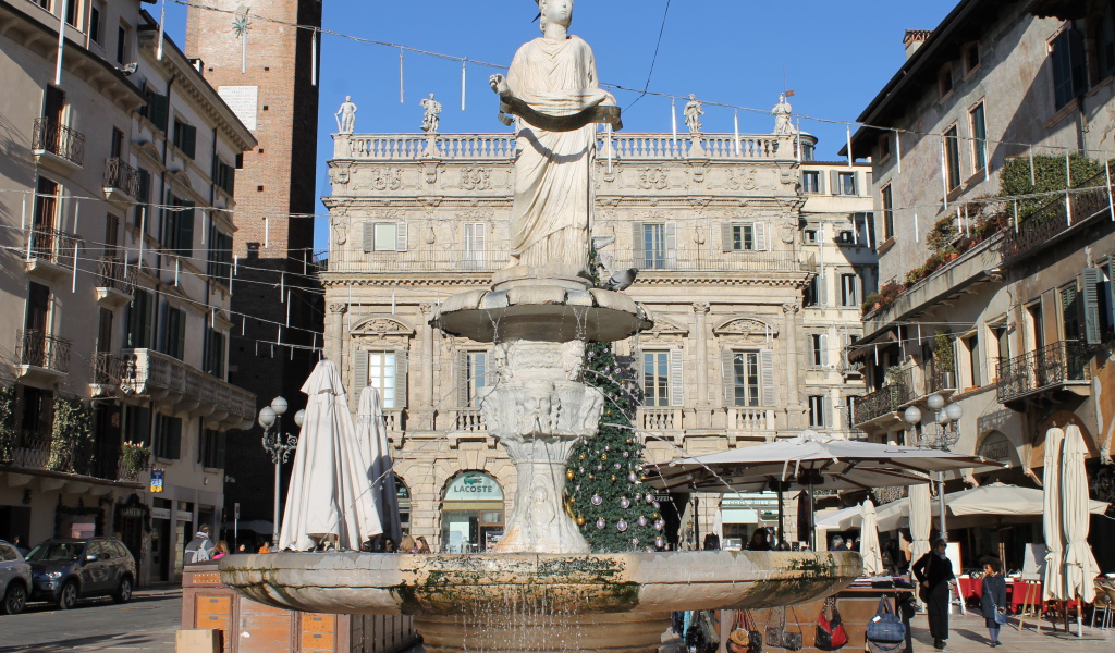 Фонтан на улице в Вероне, Италия