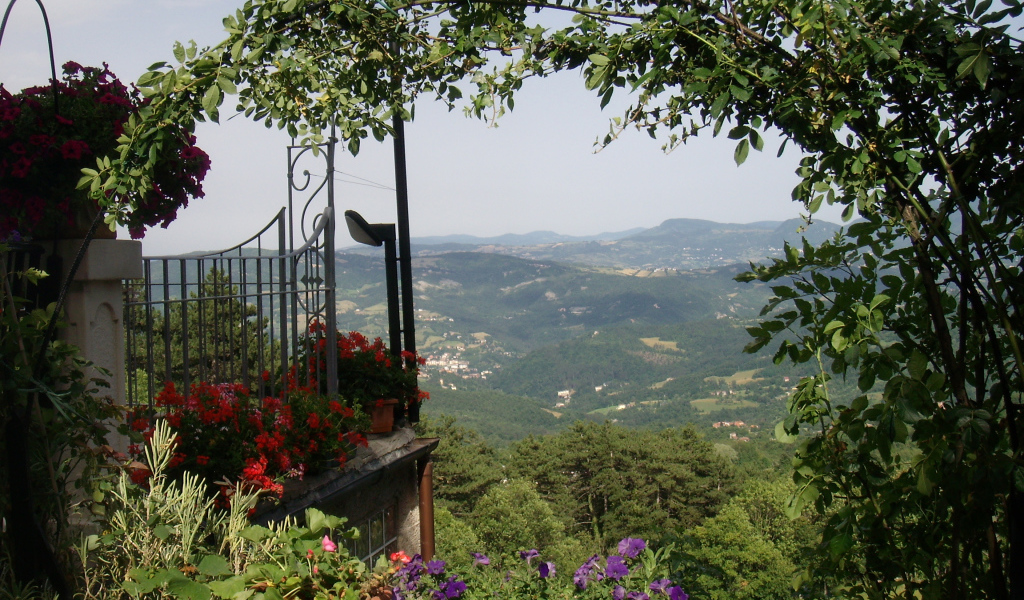 Сад с видом на горы на курорте в Монтекатини Терме, Италия