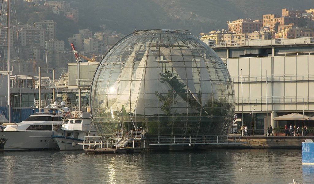 Стеклянный шар в Генуе, Италия
