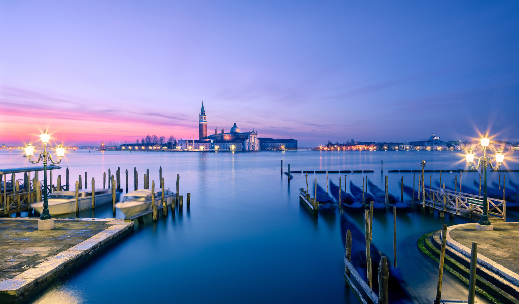 Сияние вечерних огней в Венеции, Италия