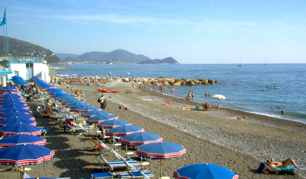 Золотой пляж на курорте Челле Лигуре, Италия