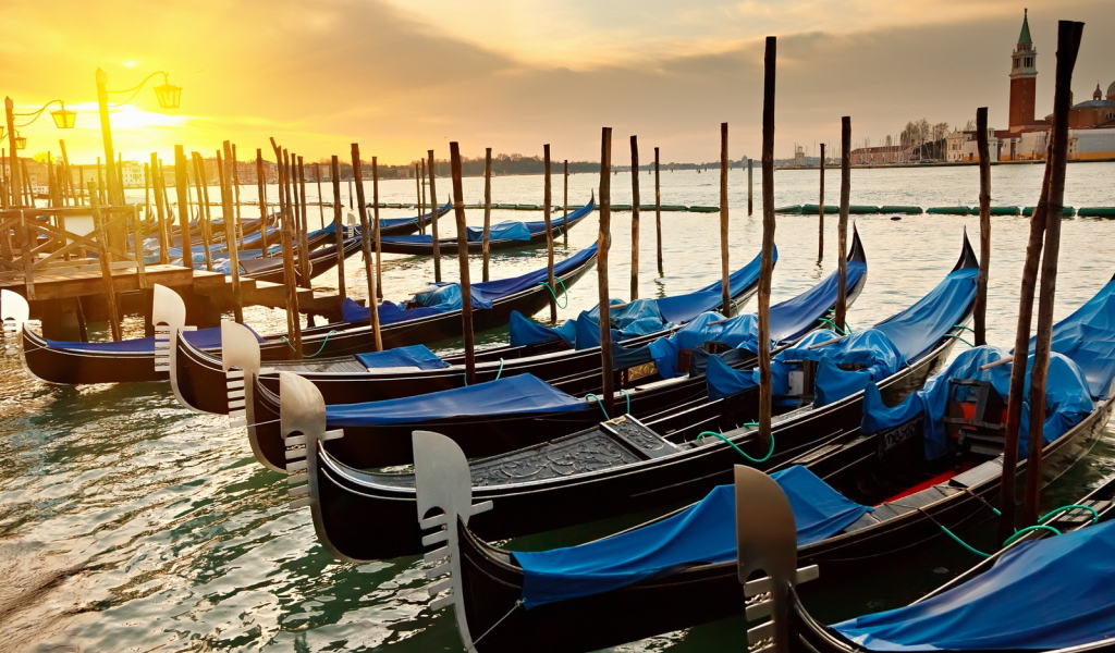 Гондолы на фоне заката в Венеции, Италия