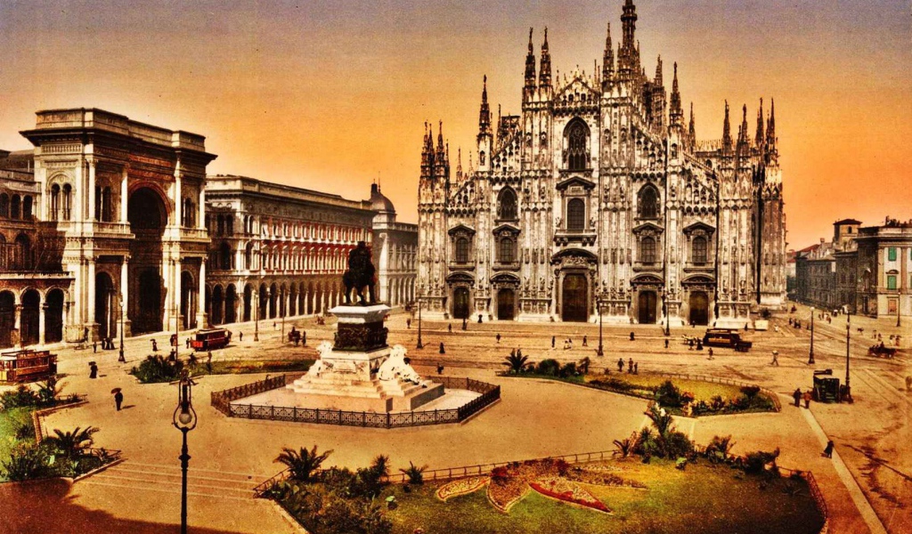 Старинная площадь в Милане, Италия