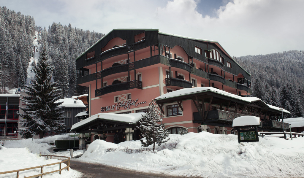 Отель Спинале на горнолыжном курорте Мадонна ди Кампильо, Италия