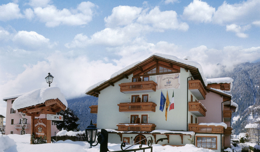 Гостиница на горнолыжном курорте Мадонна ди Кампильо, Италия