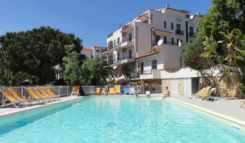 Гостиница на побережье на курорте в Пьетра Лигуре, Италия