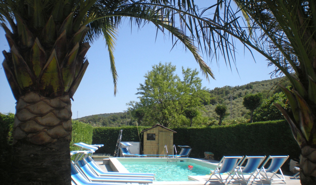 Бассейн в отеле на курорте Империя, Италия