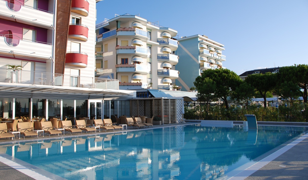 Бассейн в отеле на курорте Лидо ди Езоло, Италия