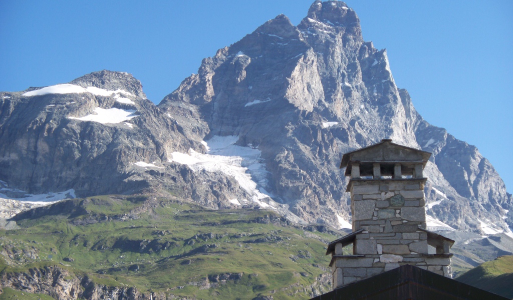 Дом на фоне гор на горнолыжном курорте Червиния, Италия