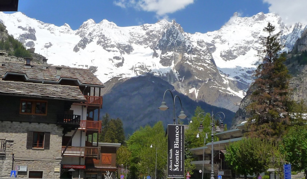 Дома на фоне гор на горнолыжном курорте Курмайор, Италия