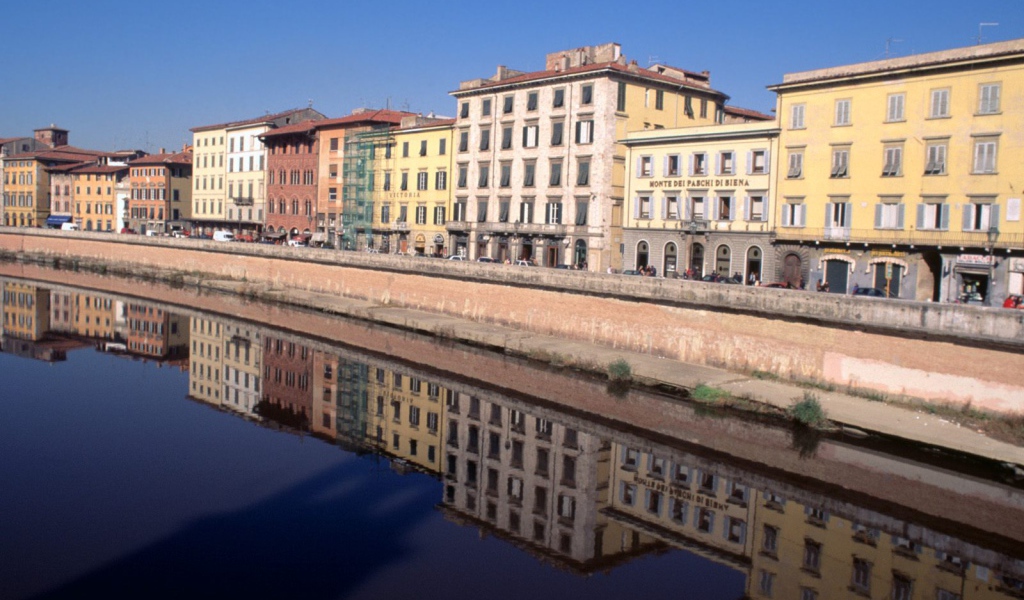 Дома на берегу канала в Пизе, Италия