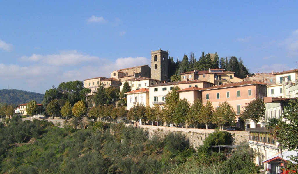 Дома на холме на курорте в Монтекатини Терме, Италия