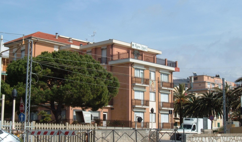 Дома на набережной на курорте в Пьетра Лигуре, Италия