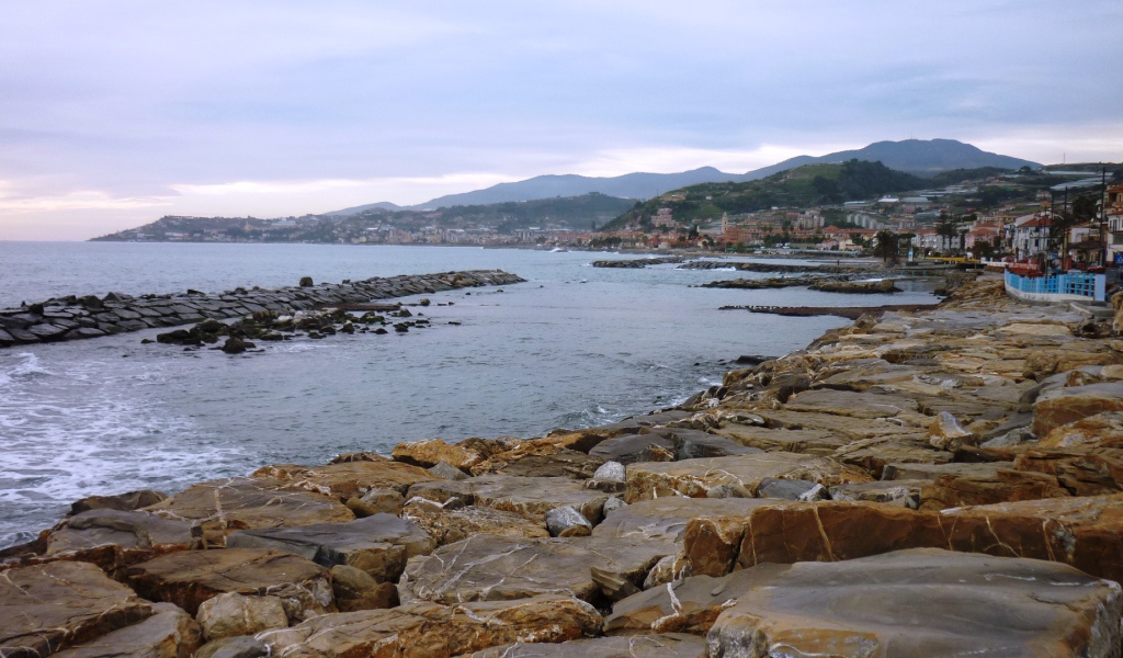 Дома на набережной в Санто Стефано аль Маре, Италия