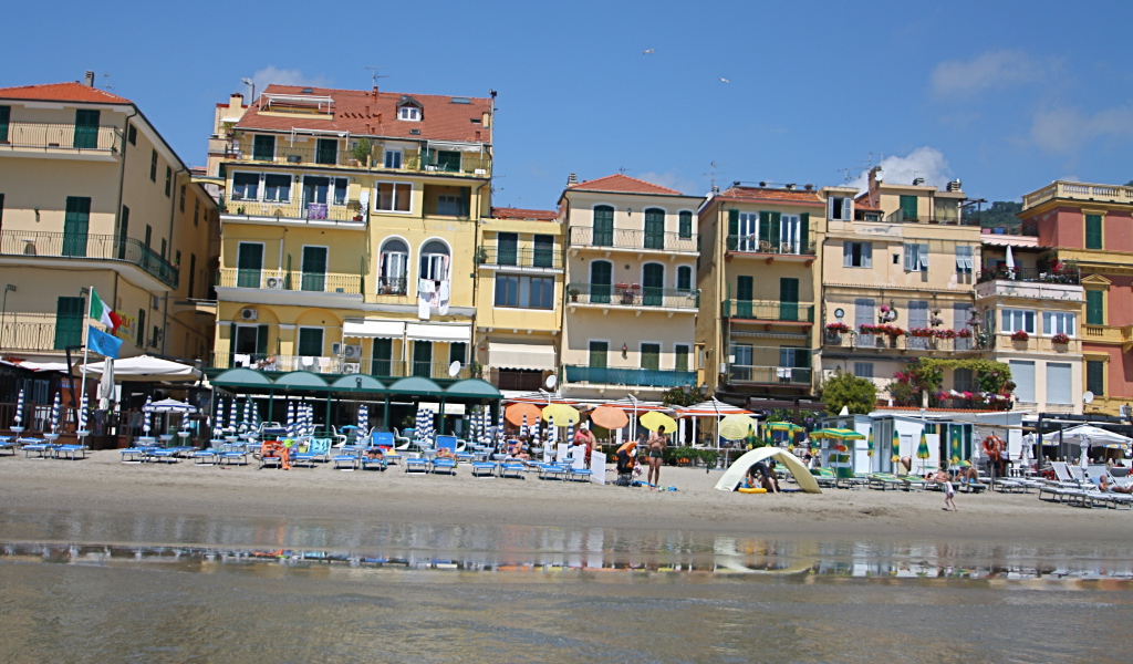 Дома на набережной на курорте Алассио, Италия