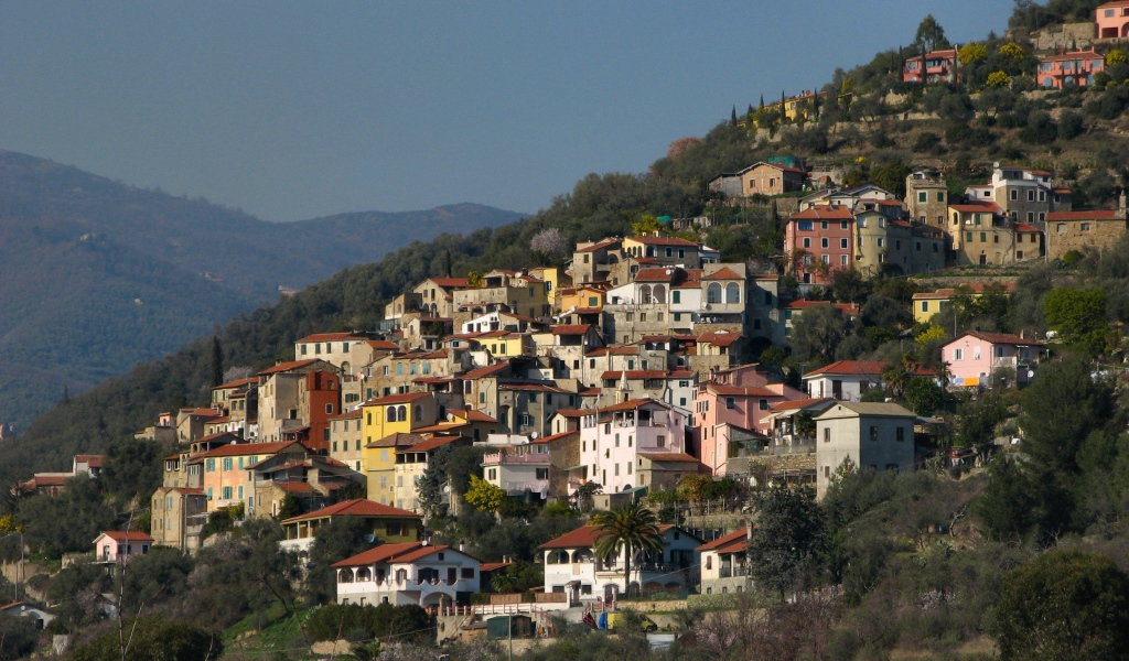 Дома на склоне горы на курорте Империя, Италия