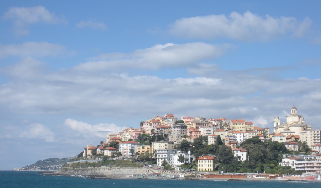 Дома на берегу моря на курорте Империя, Италия