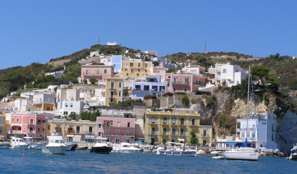 Дома на берегу на острове Понца, Италия