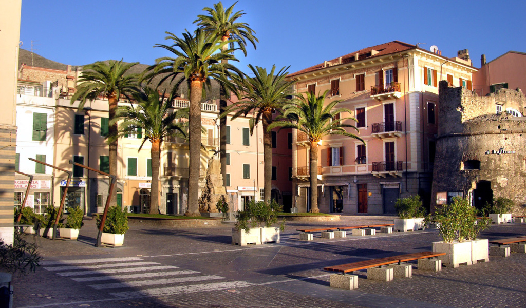 Дома на набережной на курорте Империя, Италия