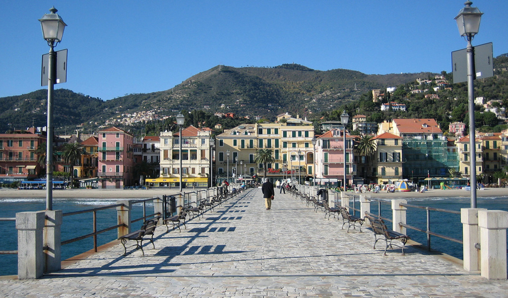 Причал на курорте Алассио, Италия