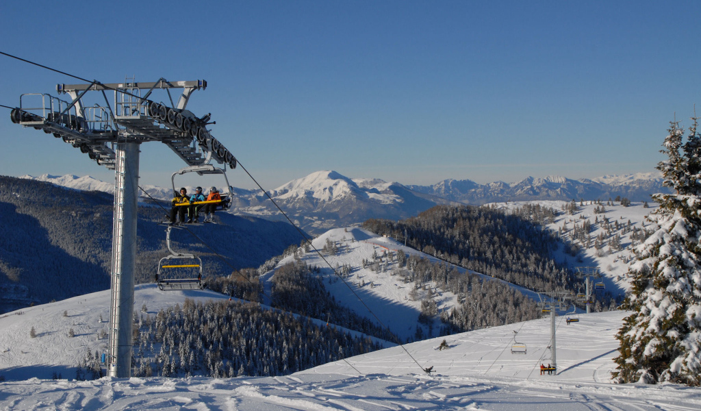 Подъемник на горнолыжном курорте Мадонна ди Кампильо, Италия