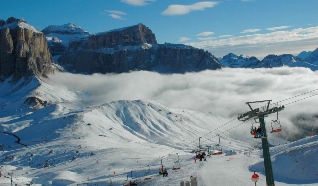 Подъемник на горнолыжном курорте Валь-Ди-Фасса, Италия