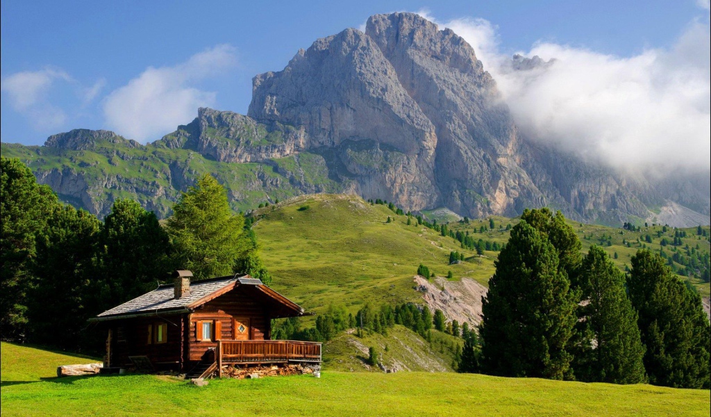 Одинокий дом на горнолыжном курорте Валь Гардена, Италия