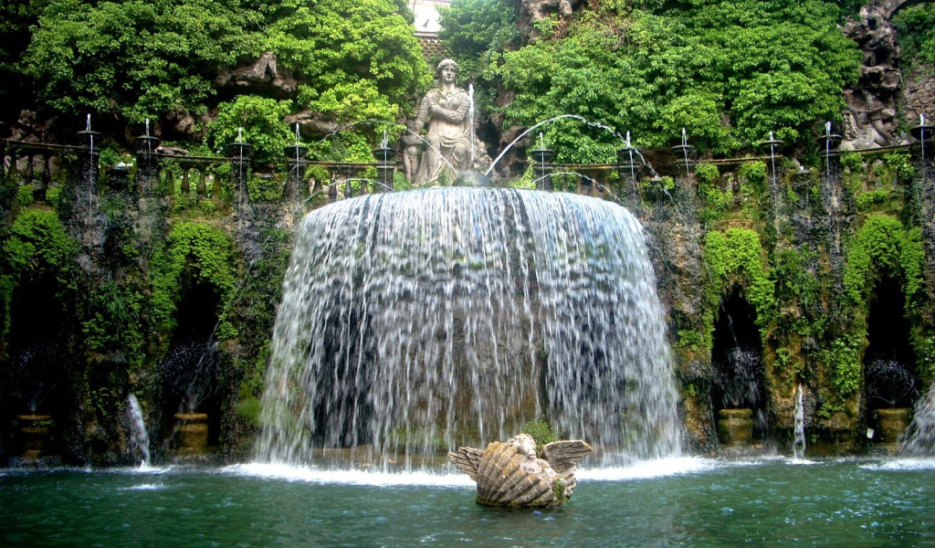 Великолепный фонтан в Тиволи, Италия