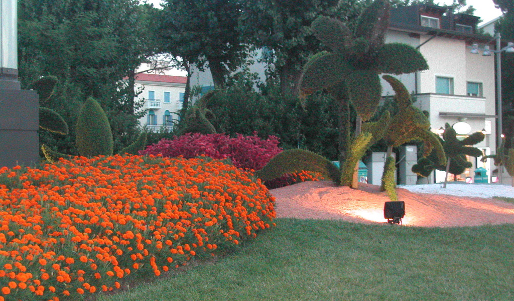 Великолепный сад на курорте Лидо ди Езоло, Италия