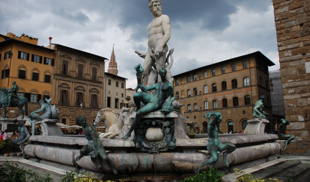 Памятник на фоне зданий во Флоренции, Италия